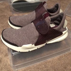 Nike Size 10 Burgundy Women’s Sock Darts